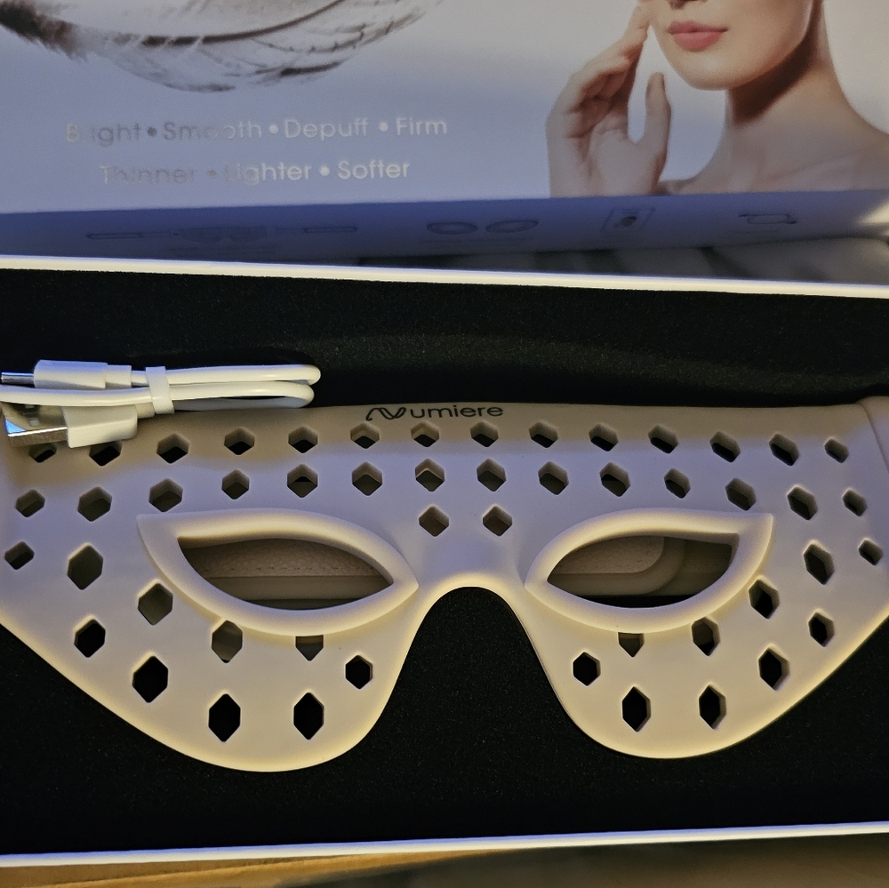 Numiere Feather LED Mask - Picture 11 of 14